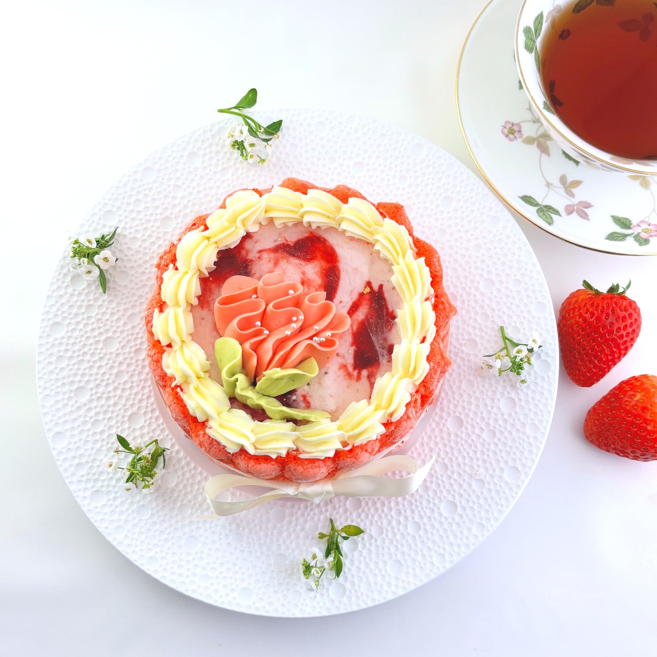 【母の日の贈り物に】いちごのシャルロットケーキ（12㎝ 冷凍）※5月9日（土）着になります。