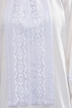 ウクライナ刺繍ヴィシヴァンカ　シルク手刺繍　グラージュ・ニジンカ　ボヘミアンリネン　レディース・フリーサイズ