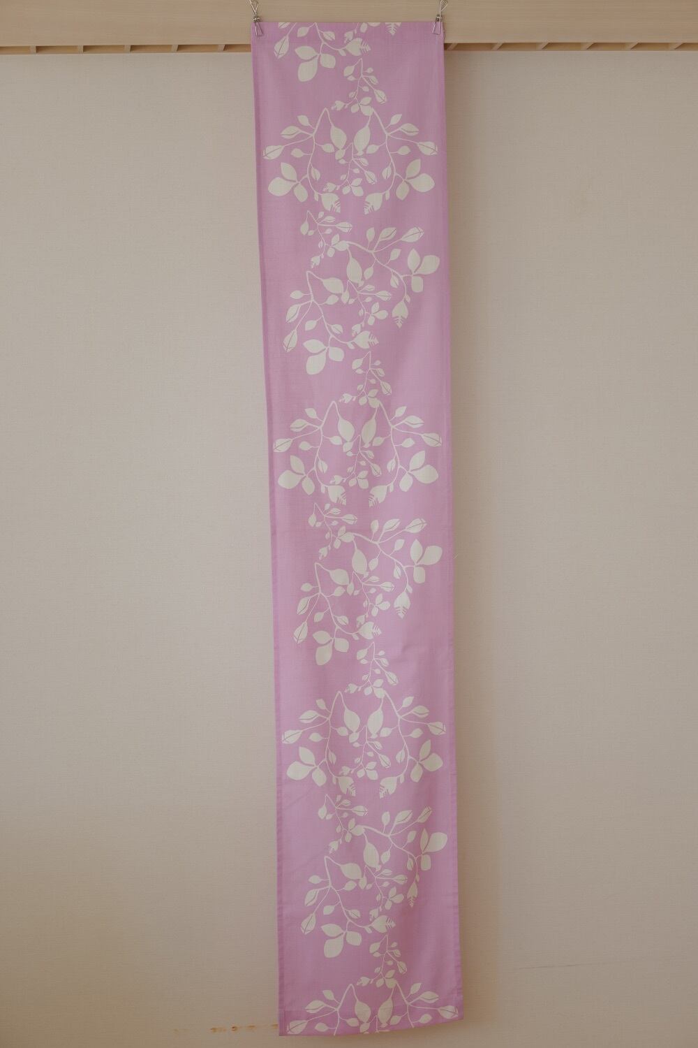 北欧仕入れ 可愛らしいピンクの地に北欧らしい草花が白でデザインされています。216センチ×82センチ