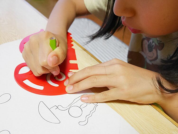 3歳からのおもちゃ おえかき定規4枚セット 創造力を養います 木のおもちゃとこどもの本専門店てんさらばさらてんさらばさら