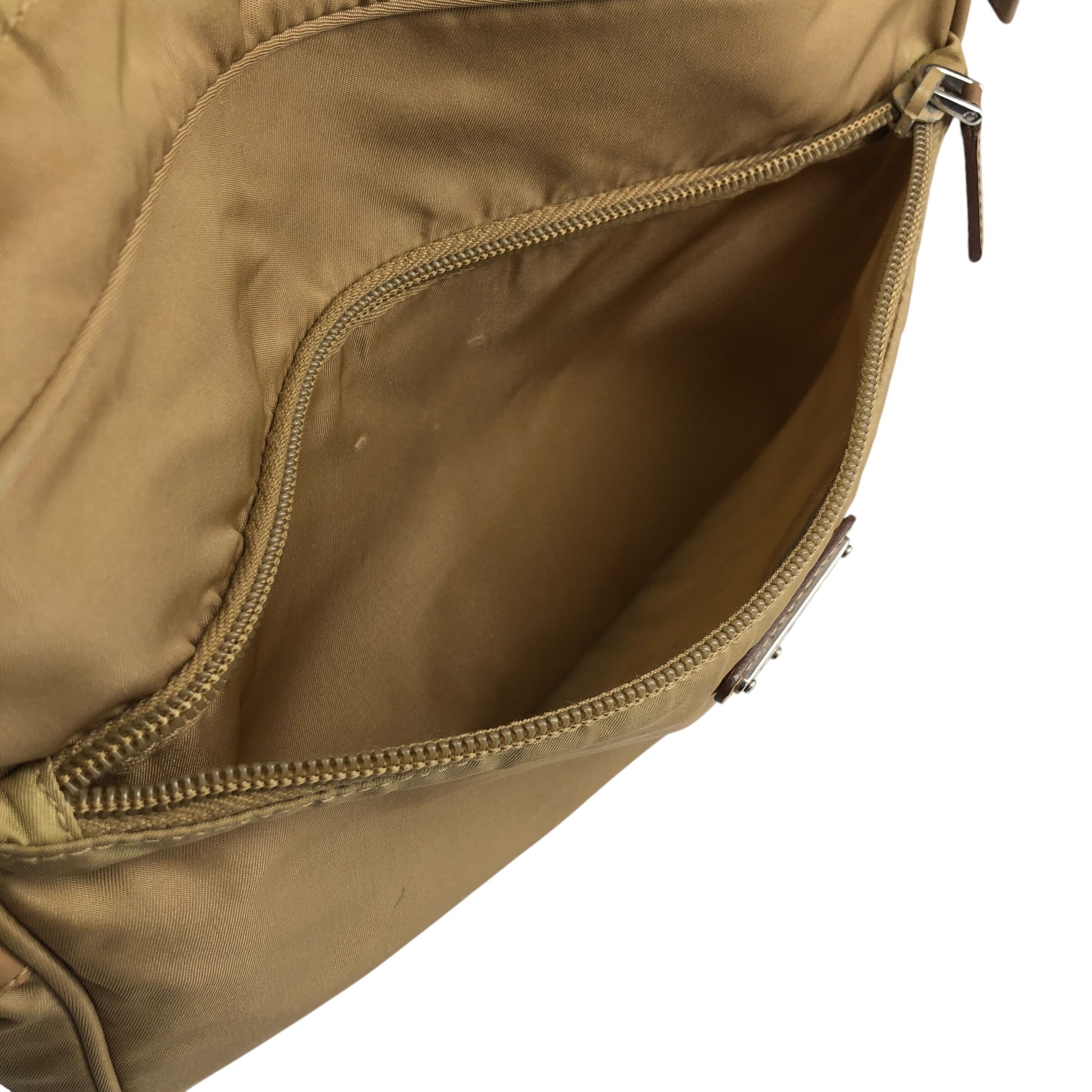 プラダ　PRADA ショルダーバッグ　斜めがけ　ナイロン　ベージュ系　ビンテージ PRADA プラダ ショルダーバッグ ベージュ トライアングルロゴ