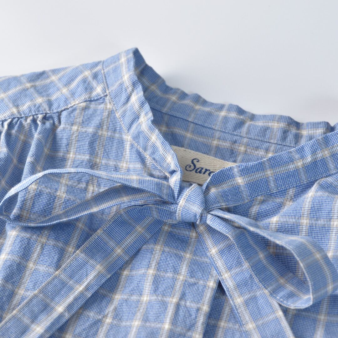 Sarahwear サラウエア 「Marin」パターンポプリン・ボウタイブラウス C52911・ブルーチェック 可愛過ぎないギャザーブラウスです。