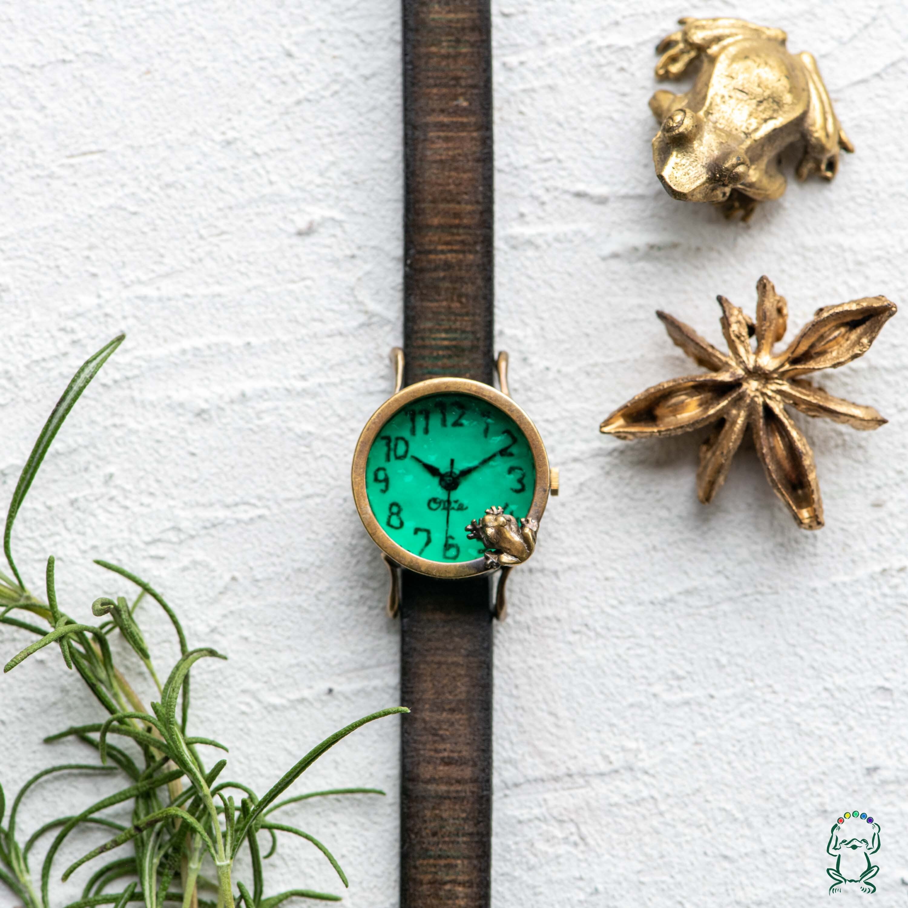 池をのぞく蛙腕時計Sエメラルドグリーン | カエルの時計屋さん