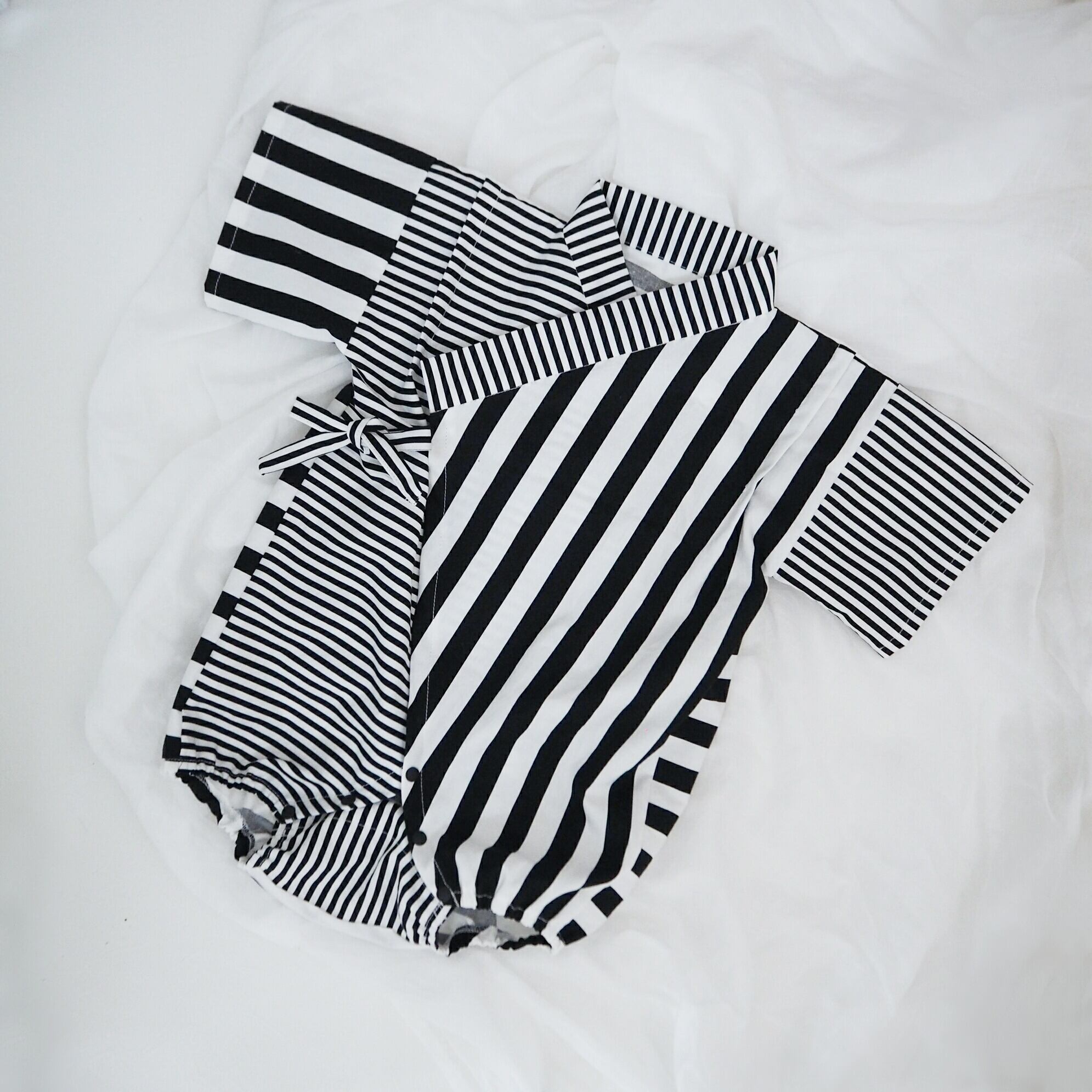 ★ブラックストライプ×グレージュドット★ ハンドメイド　リバーシブル　スタイ ☆ブラックストライプ×グレージュドット☆ ハンドメイド リバーシブル