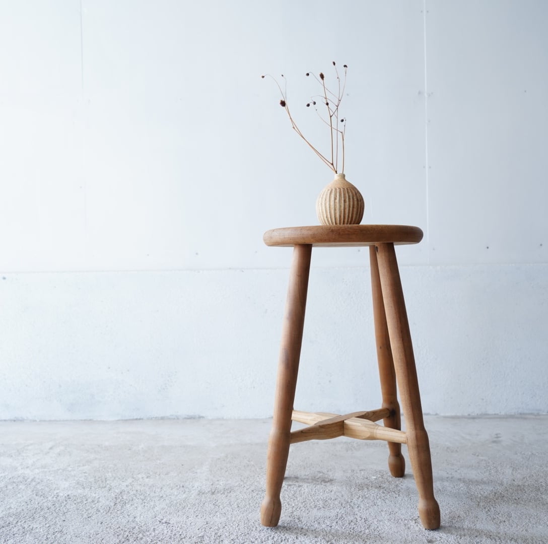 丸座面のスツール