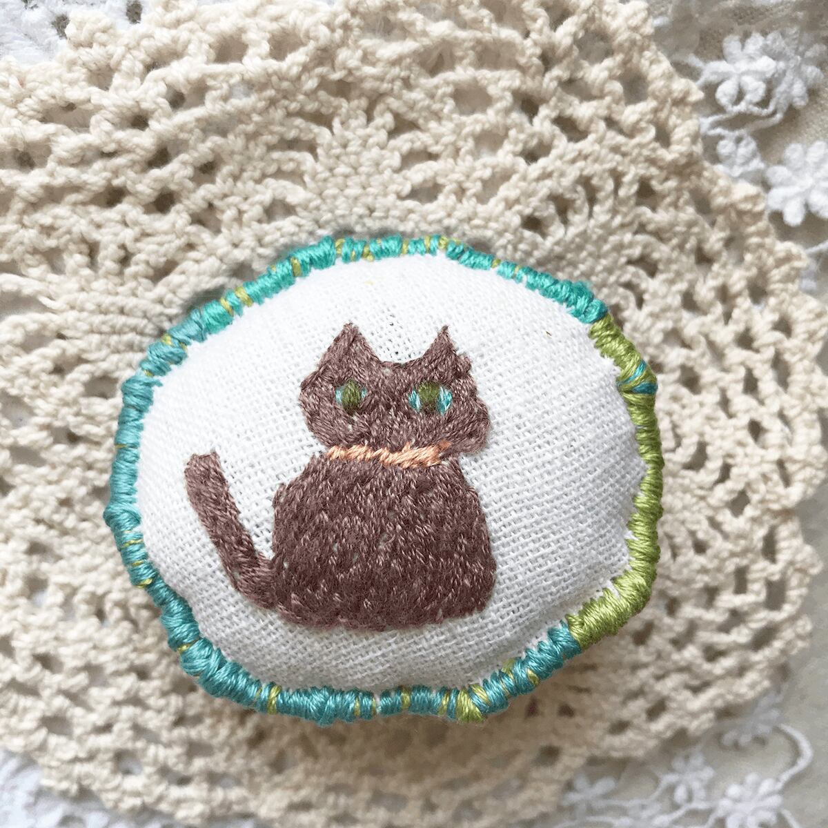 「チョコ色ねこ」刺繍ブローチ:刺繍の森