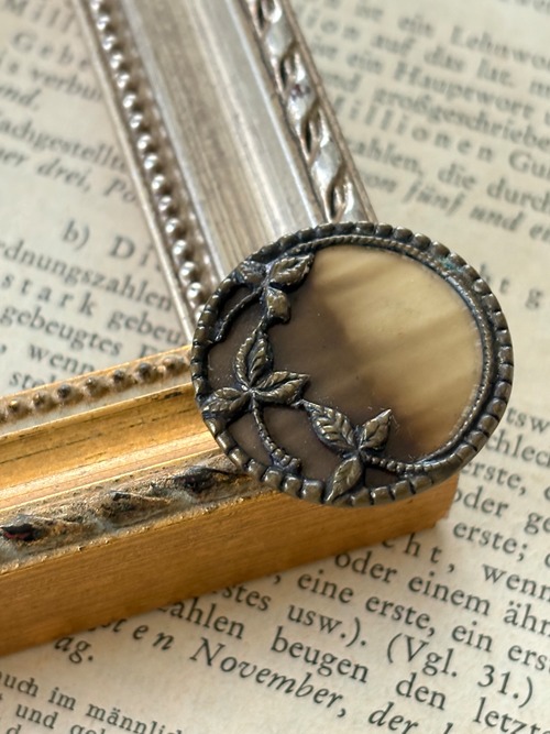 28mm フランスアンティークボタン メタル リーフのレリーフ ブラウン アクセサリーパーツ コレクション デコレーション材