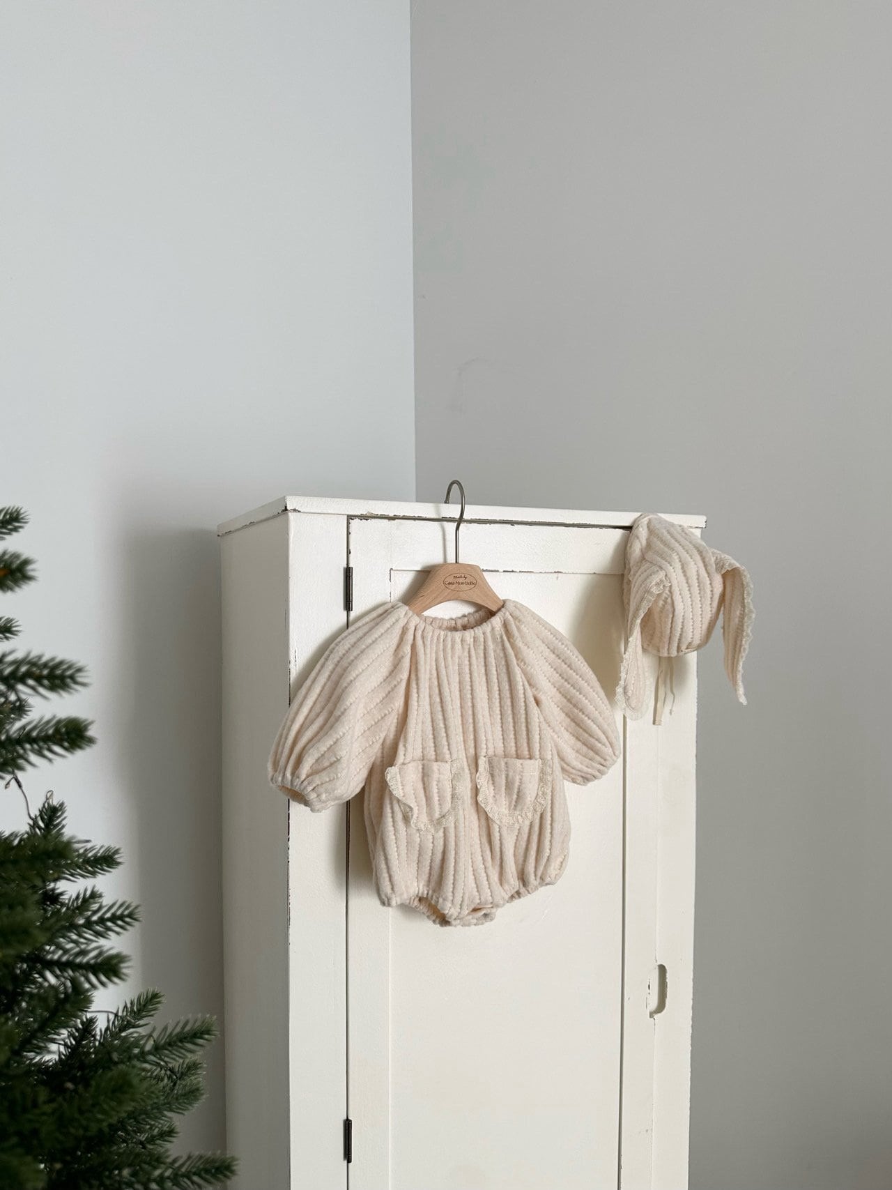 【即納】ニットボンボンロンパース / monbebe