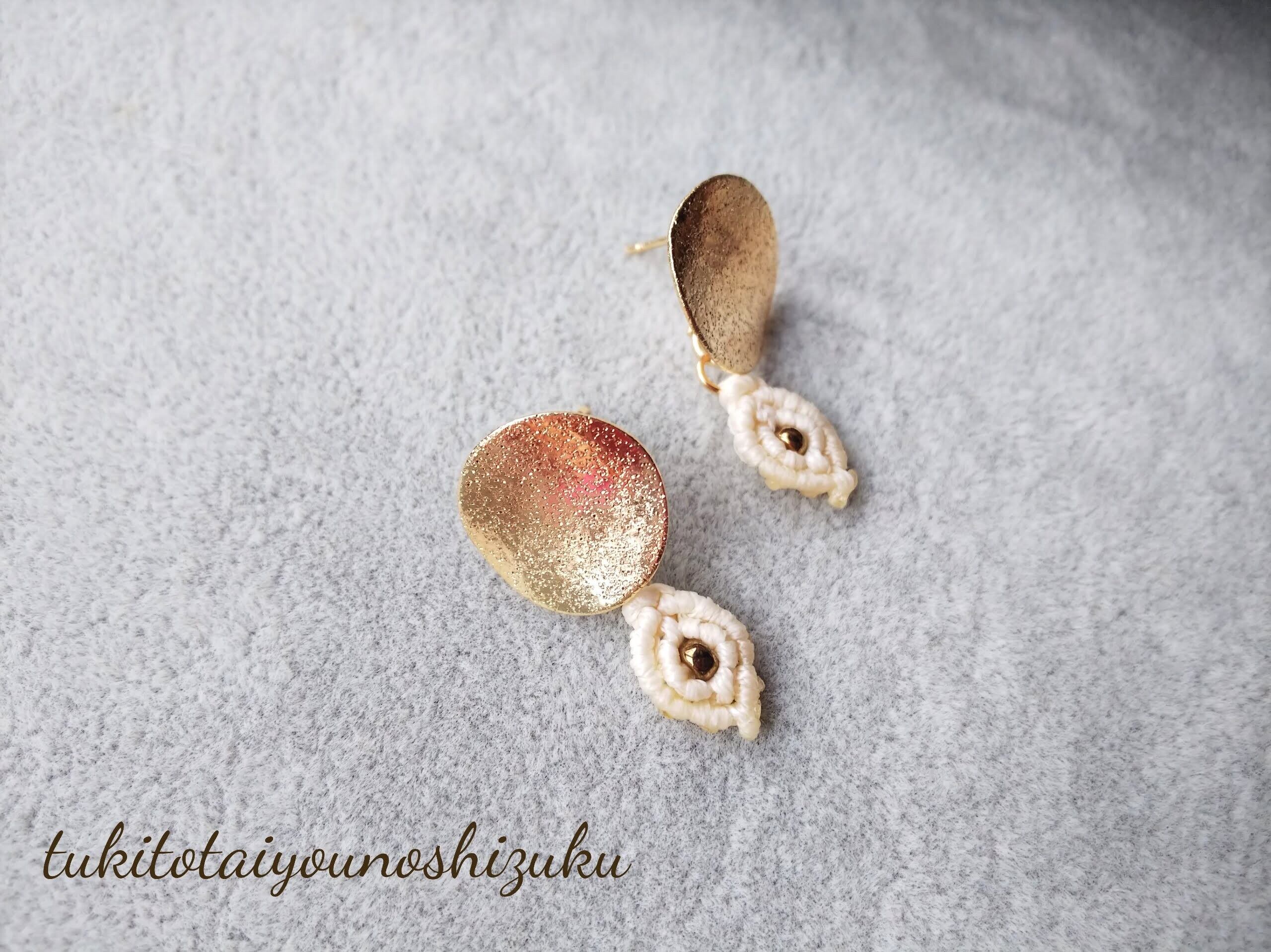 スクエアモチーフピアス(丸のホワイト)