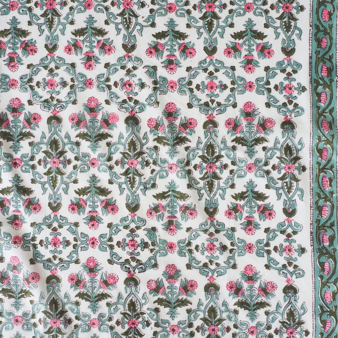 ブロックプリント生地【50cm単位】インド綿 片耳ボーダー付き 唐草花柄 白×グリーン×ピンク #24957-WT1