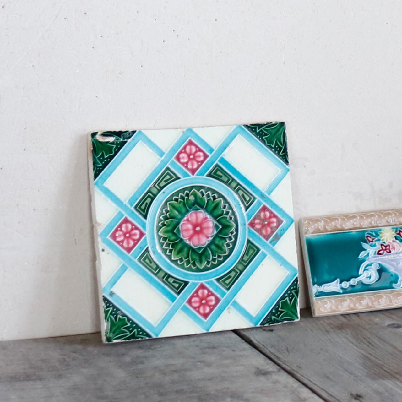 レトロ マジョリカタイル スクエア グリーン ピンクのお花◆ タイル ◆ おしゃれ アンティーク調 ナチュラル インテリア 店舗 ディスプレイ アクセサリートレー 小物入れ