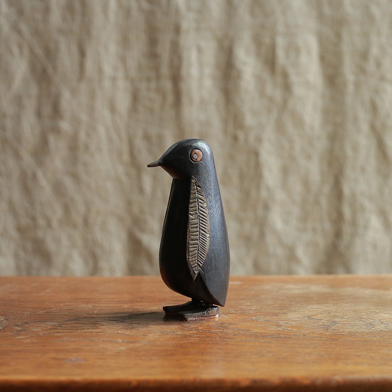 立ち姿が愛らしい、ペンギンの子
