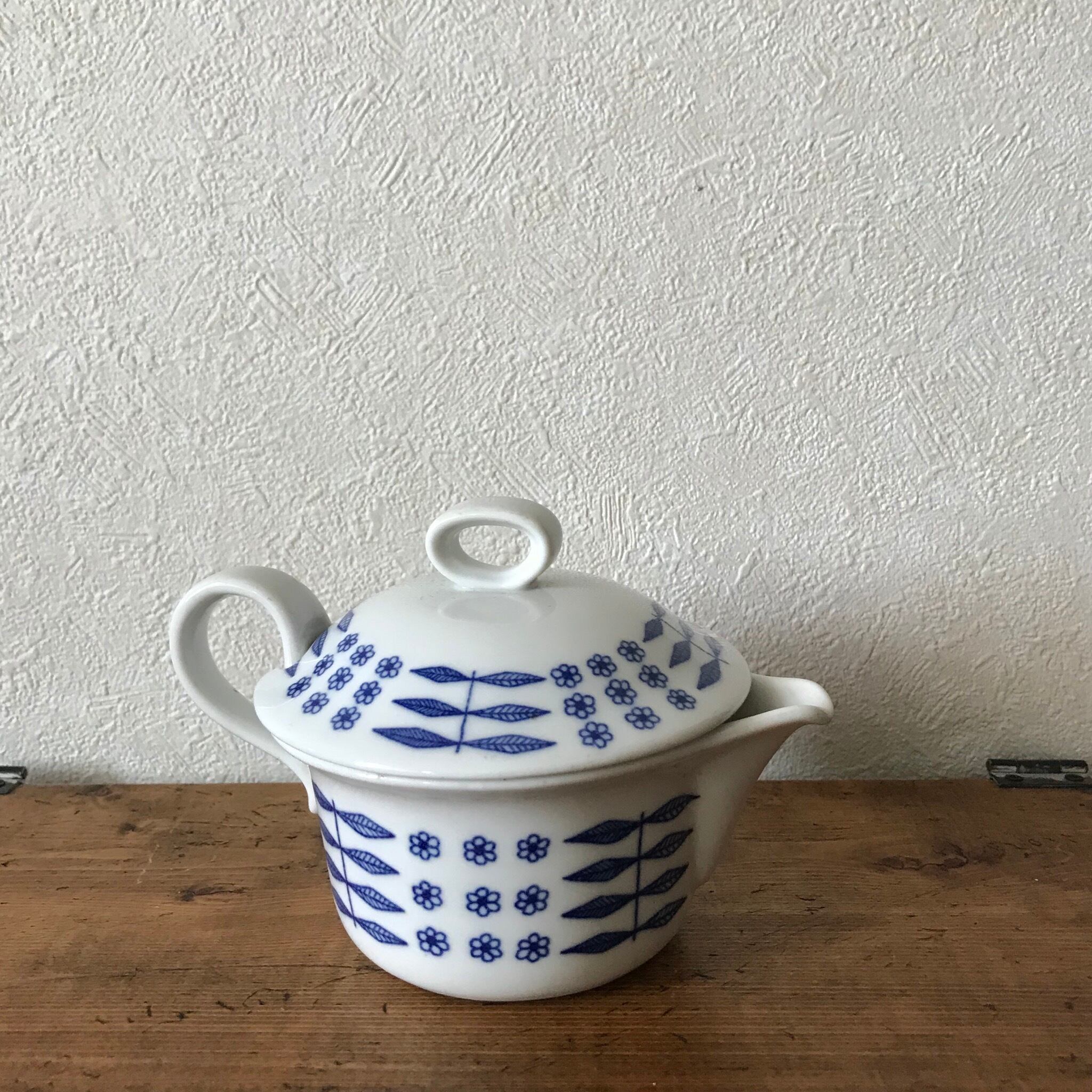 青い花の蓋つきピッチャー