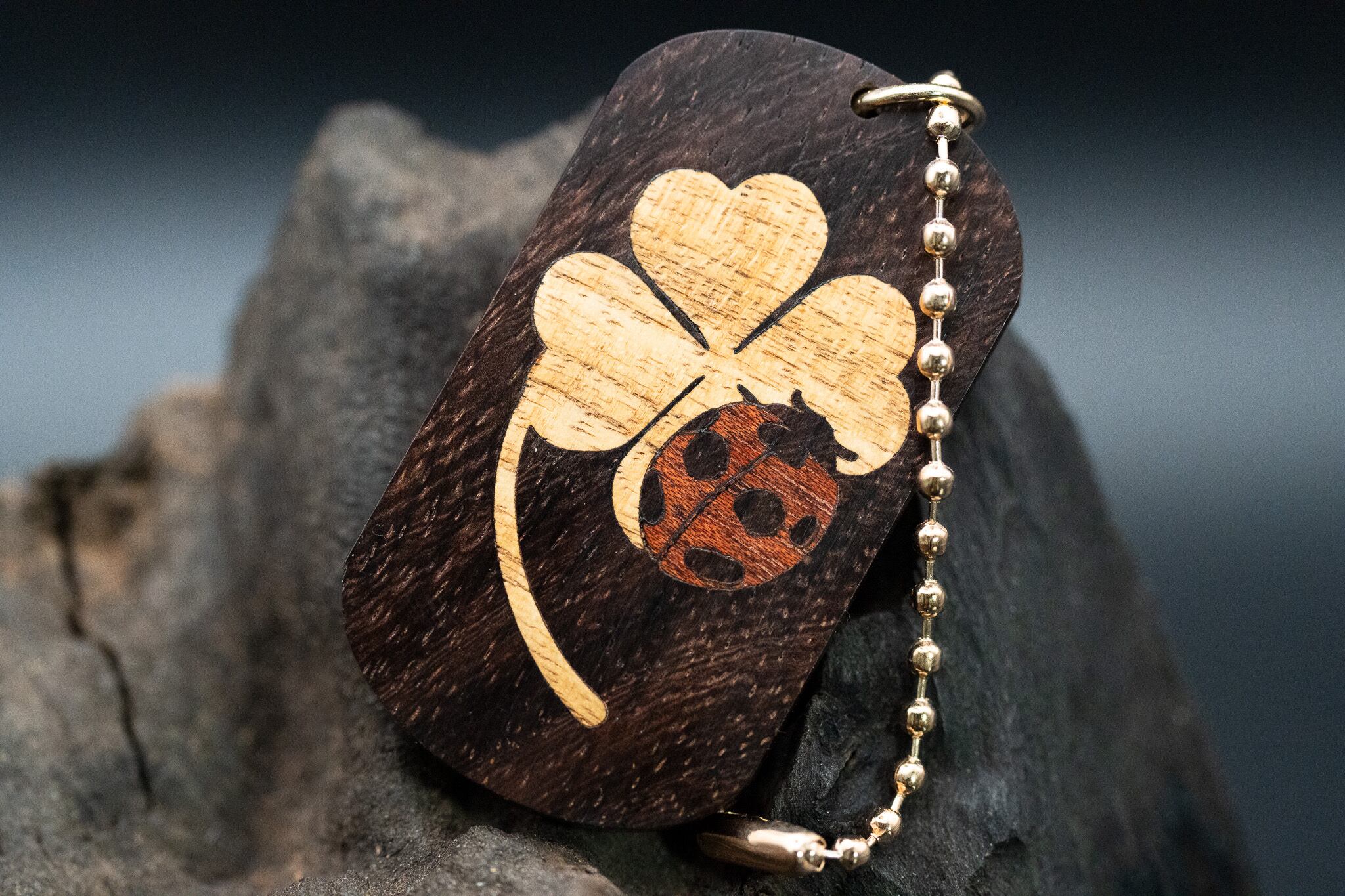 【唐木三大銘木】 紫檀 (ソノケリン) ドッグタグ 象嵌 幸運を運ぶナナホシテントウ