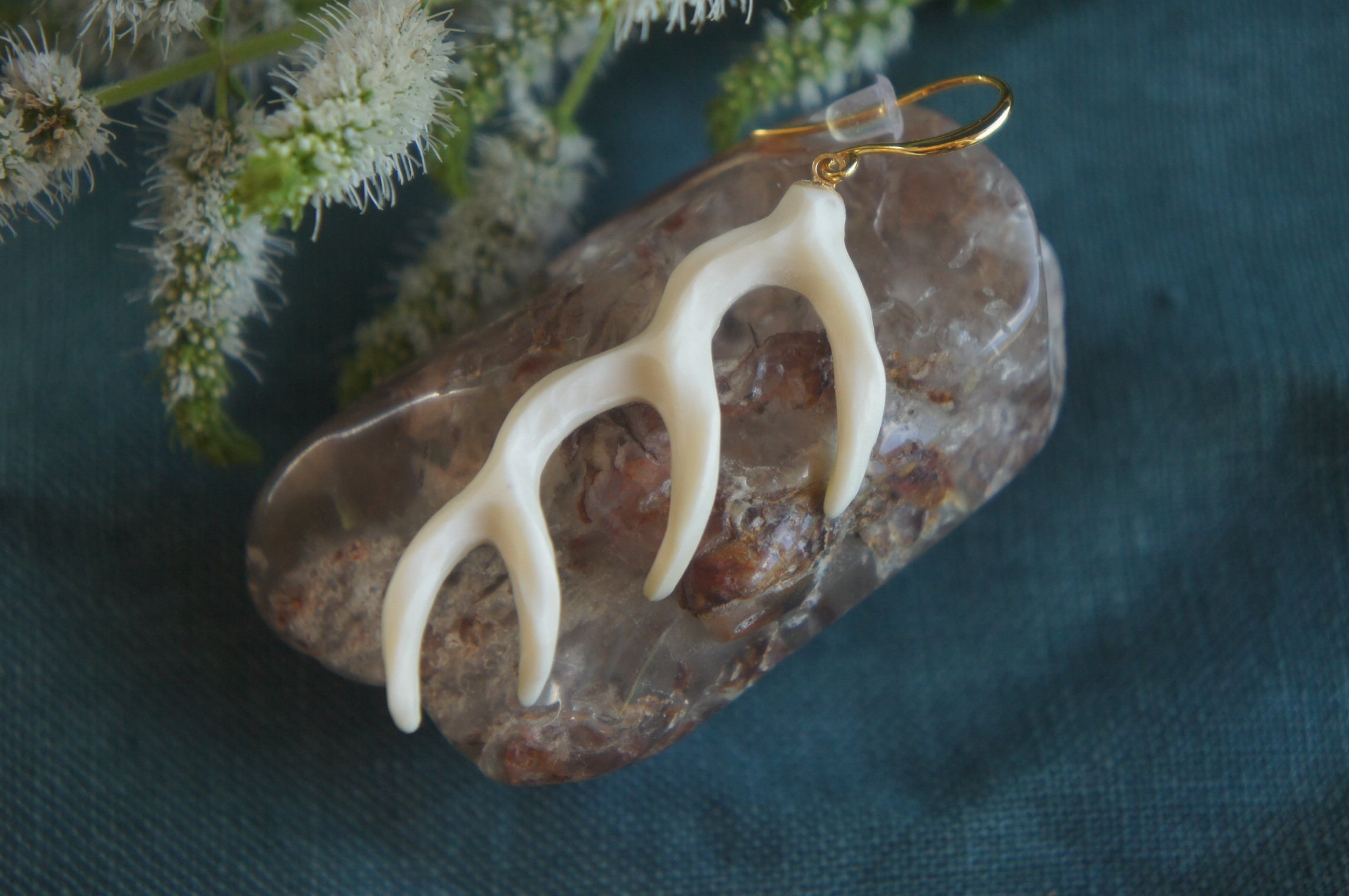 鹿角彫刻「鹿角」ピアス 三段角・ツルツル | deer bone 