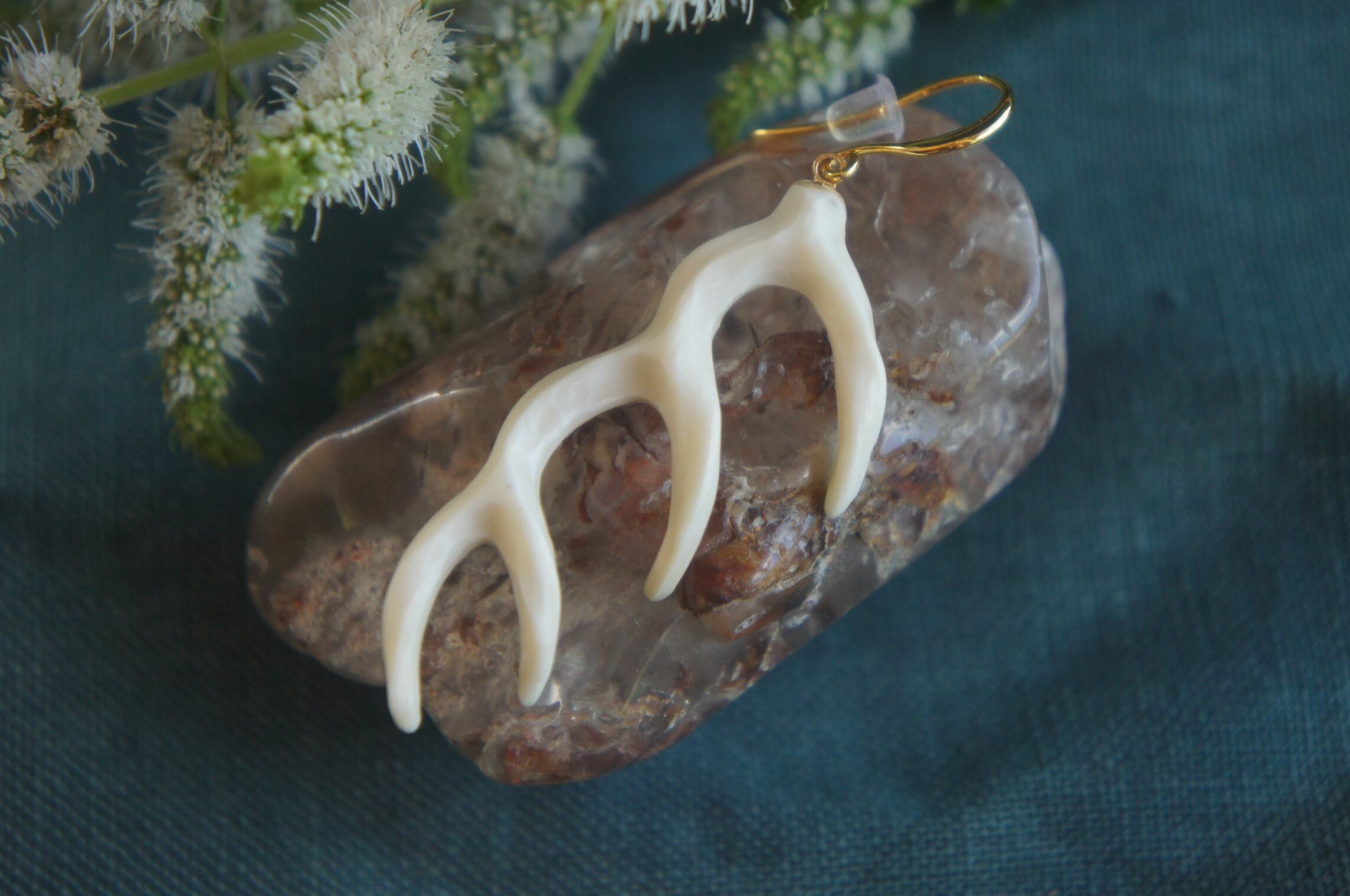 鹿角彫刻「鹿角」ピアス 三段角・ツルツル【A】