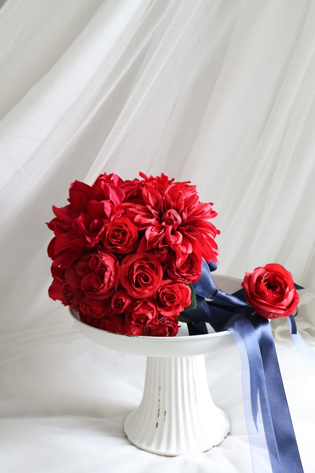 赤ダリアと薔薇のラウンドブーケ ウェディングブーケ ブートニア 赤ダリアと薔薇のラウンドブーケ ウェディングブーケ ブートニア