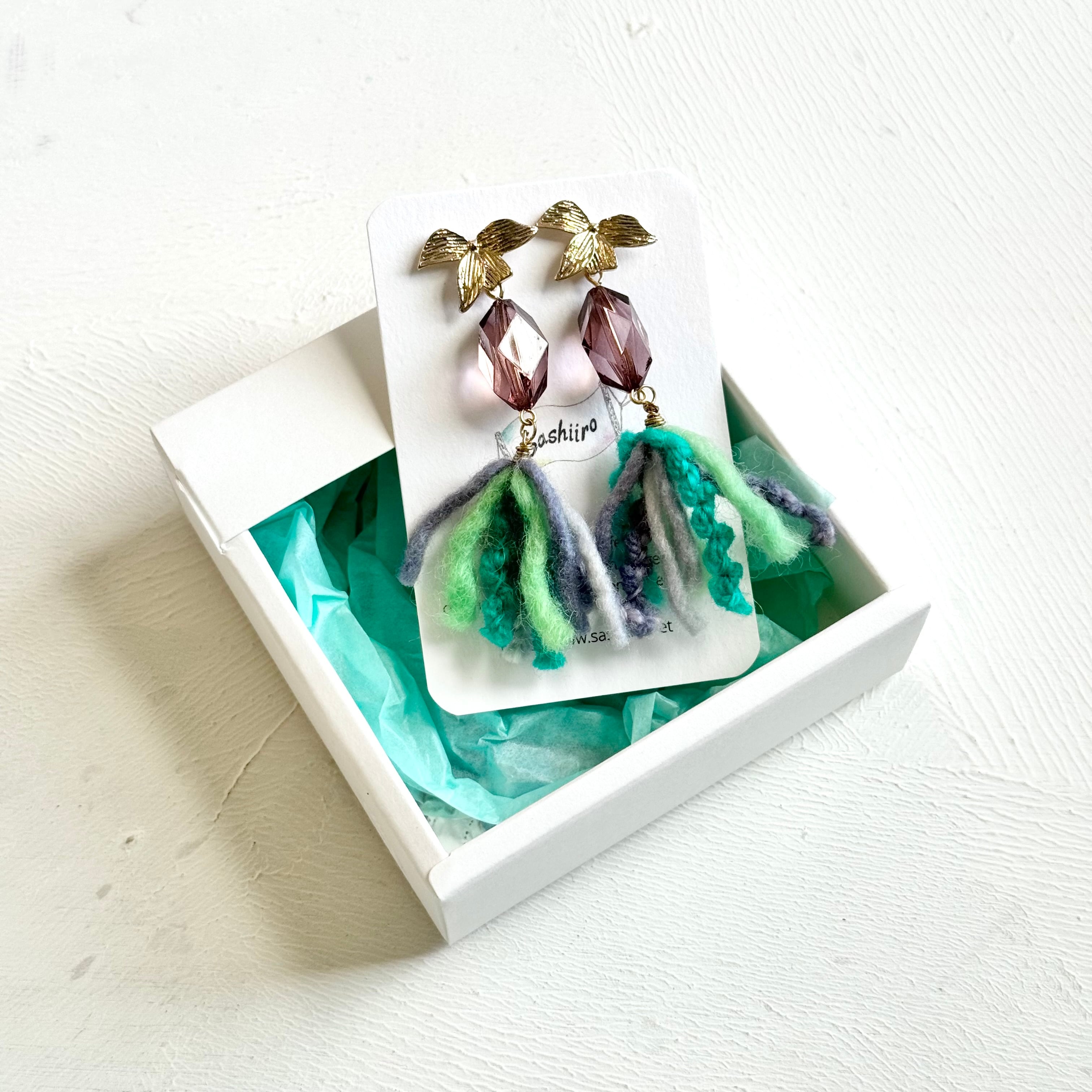 手染めウール糸と手染めビーズのピアス / brown×green | Sashiiro