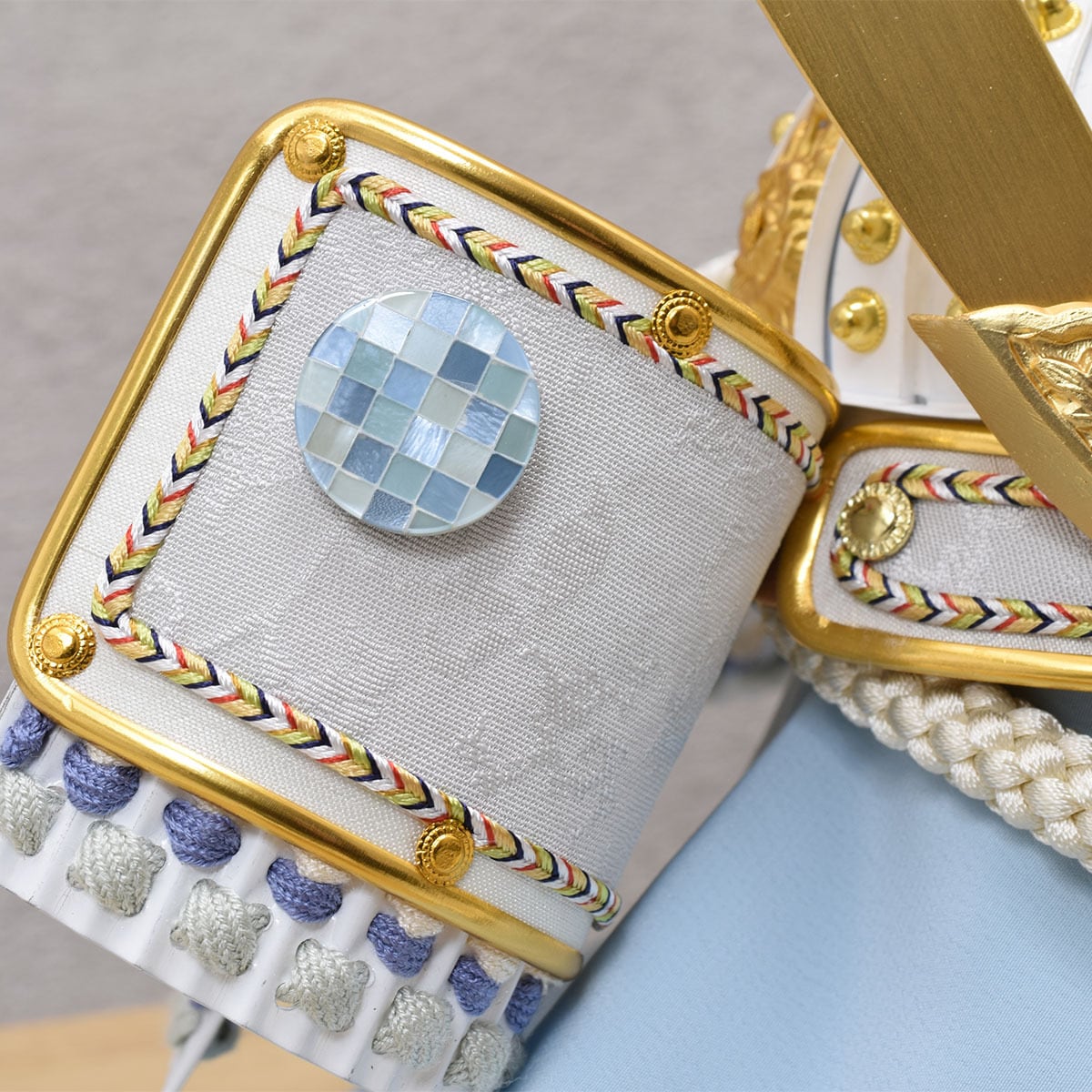 兜飾り【皐月・颯】白木アクリルケース入り｜おしゃれ｜モダン｜今どき