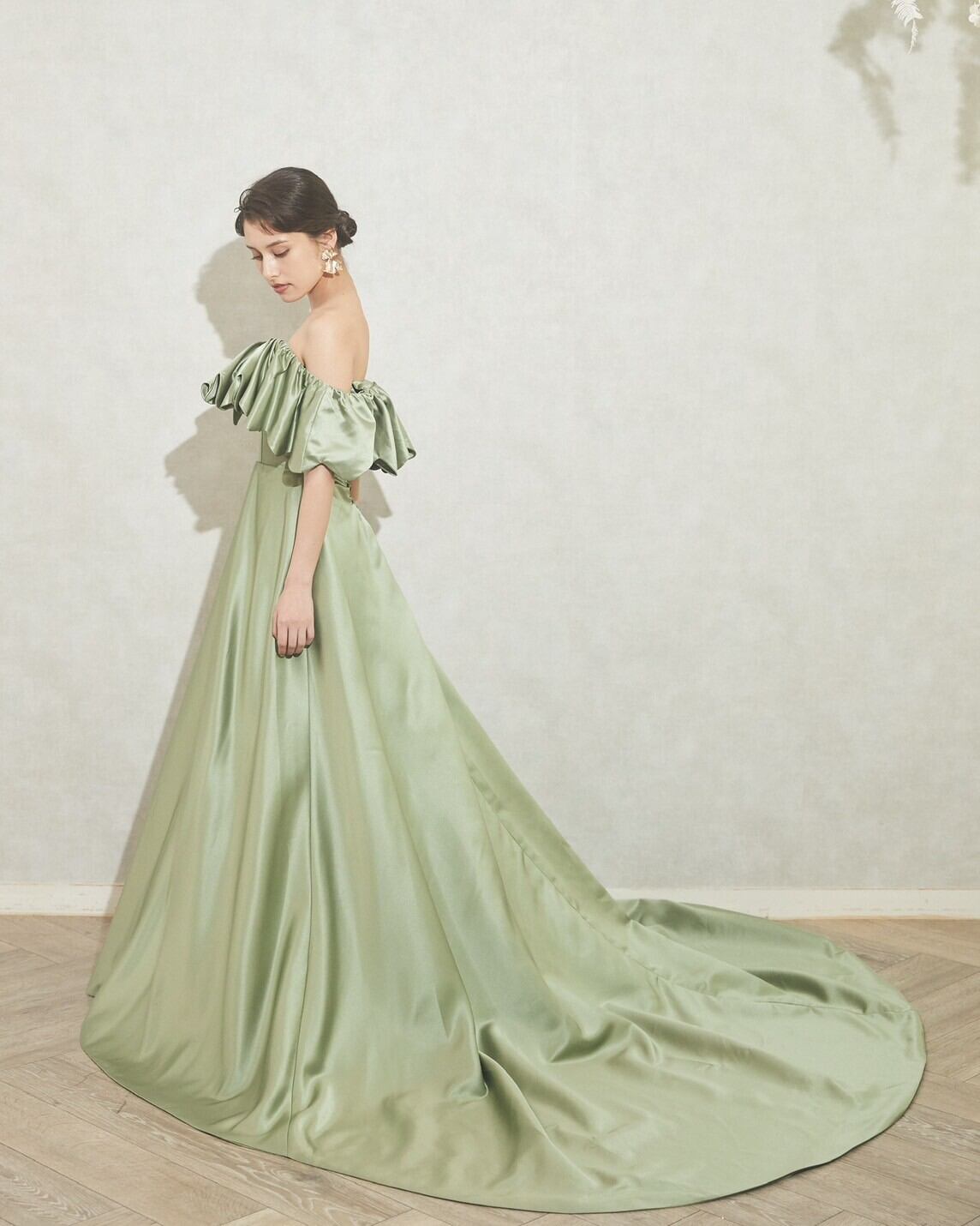 パーティードレス グリーン 光沢サテン オフショルダー ストレッチ  