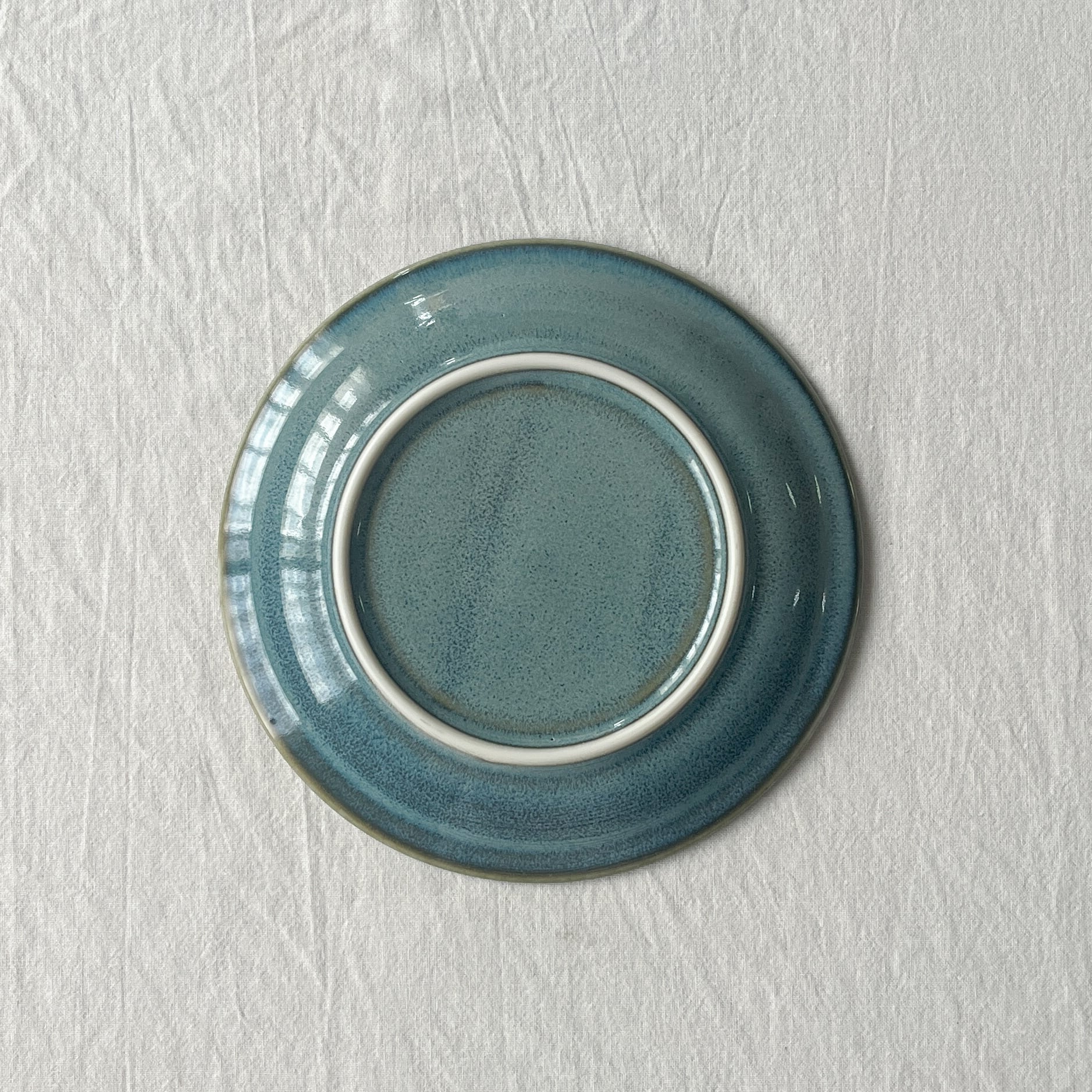 スリークプレート【14cm・ベージュ／グリーン】 | Kamani | 多治見で