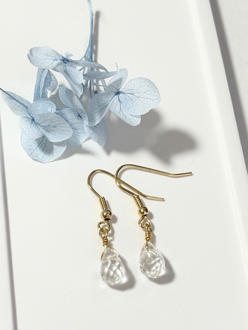 カット水晶揺れる雫型ピアス