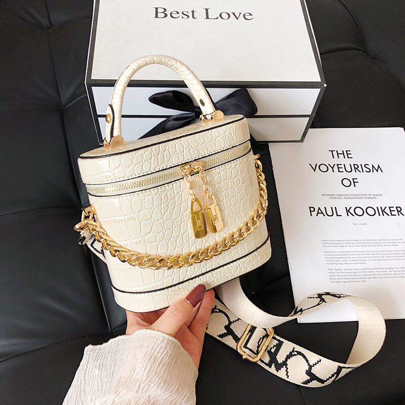 小さなバッグ女性のバッグ2020夏の新しい波のファッションブロードバンド野生のメッセンジャーバッグチェーンチェーンショルダーバケットバッグ Tiancai_Wing_Bag9347252