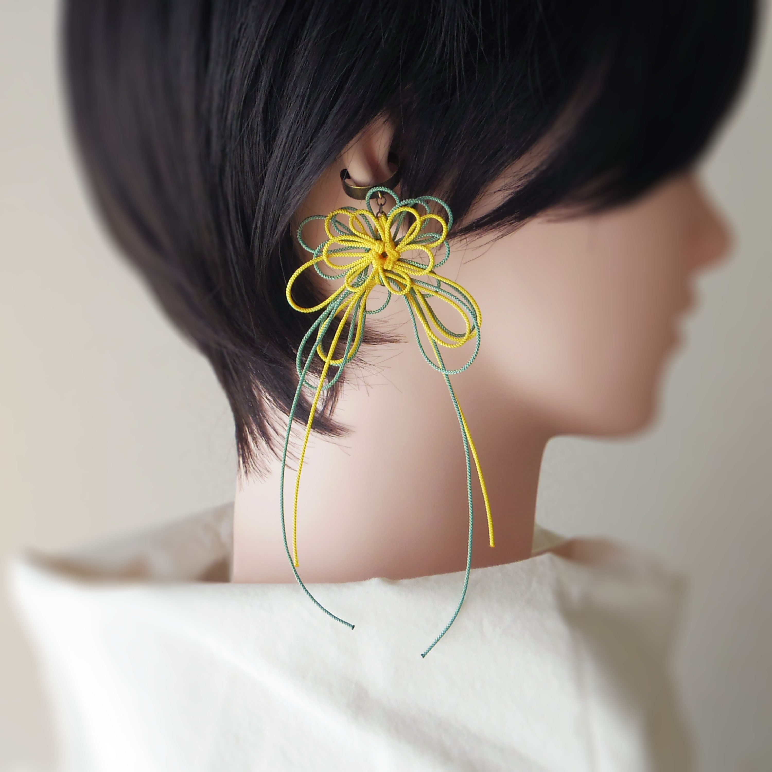 飾り結びかたっぽイヤーカフ「ふふみ、萌」(黄×淡緑)| 軽量快適に叶える和風スタイル