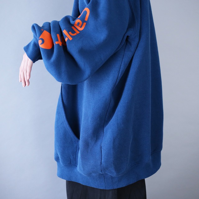 "Carhartt" sleeve logo printed over silhouette blue sweat parka