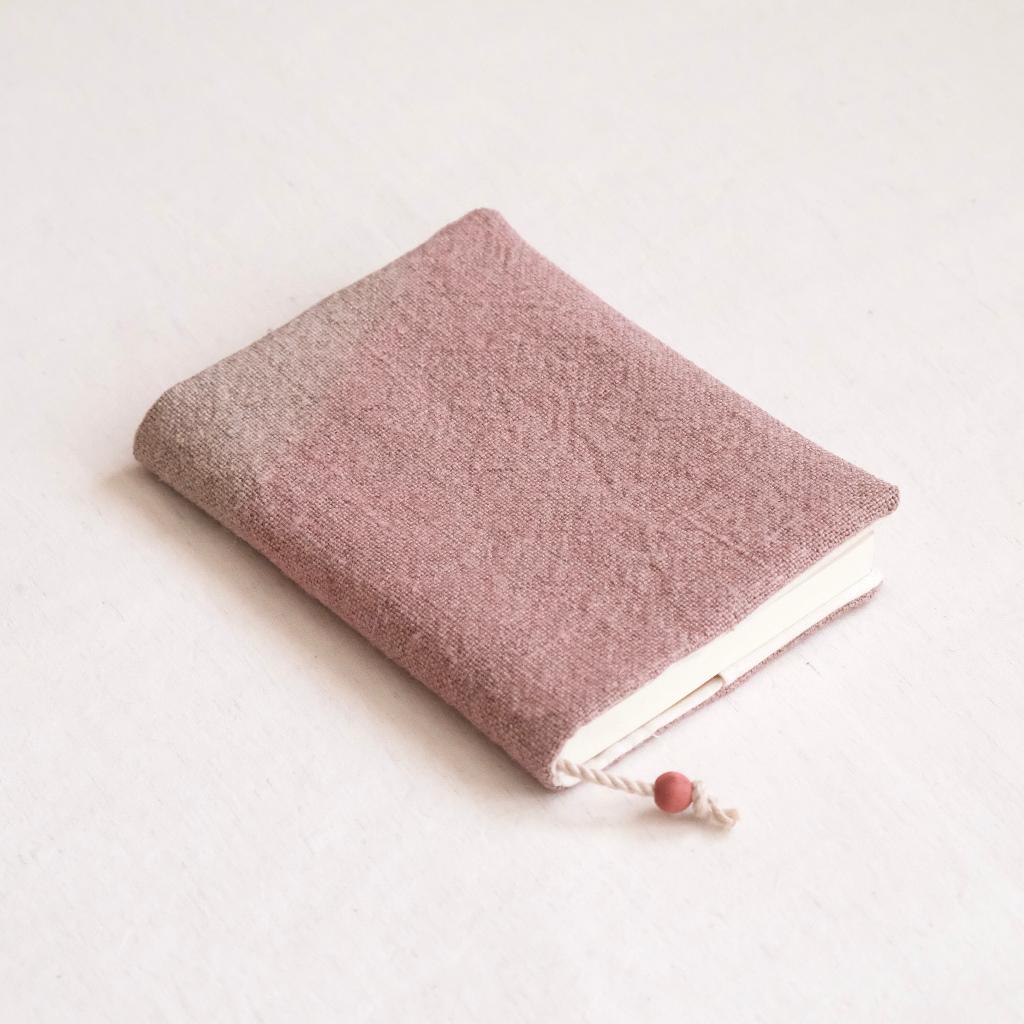 〈 桜と茜の染め 〉リネンのブックカバー