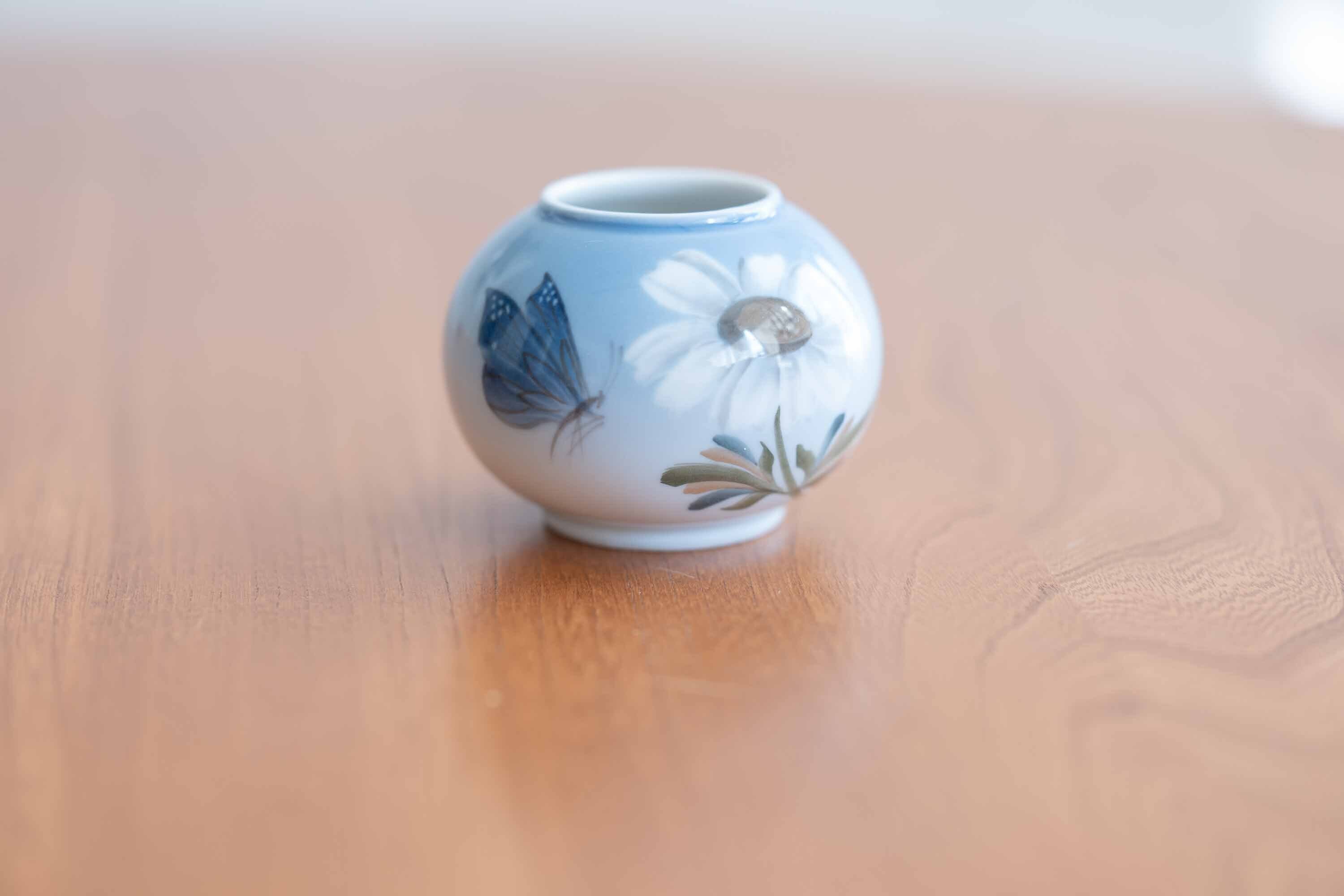 ロイヤルコペンハーゲン 超ミニサイズのVase 手彩色で職人の技術の結集です♪