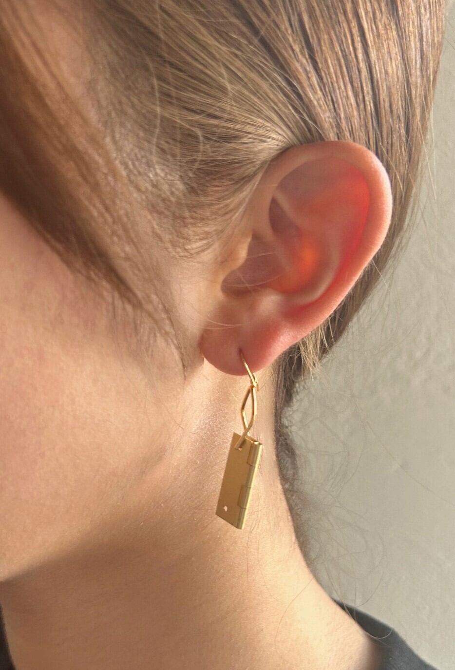 一級建築士がつくるアクセサリー】丁番・フックピアス（真鍮） | T-PEACE
