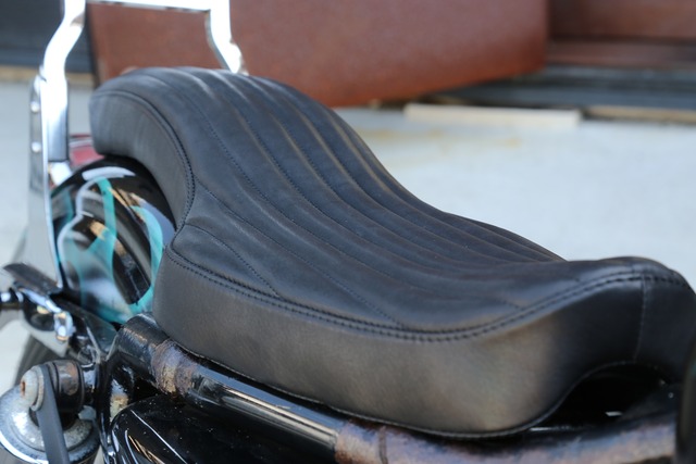 -03スポーツスター専用Cobraシート［縦タックロール］本革 (ssD03)