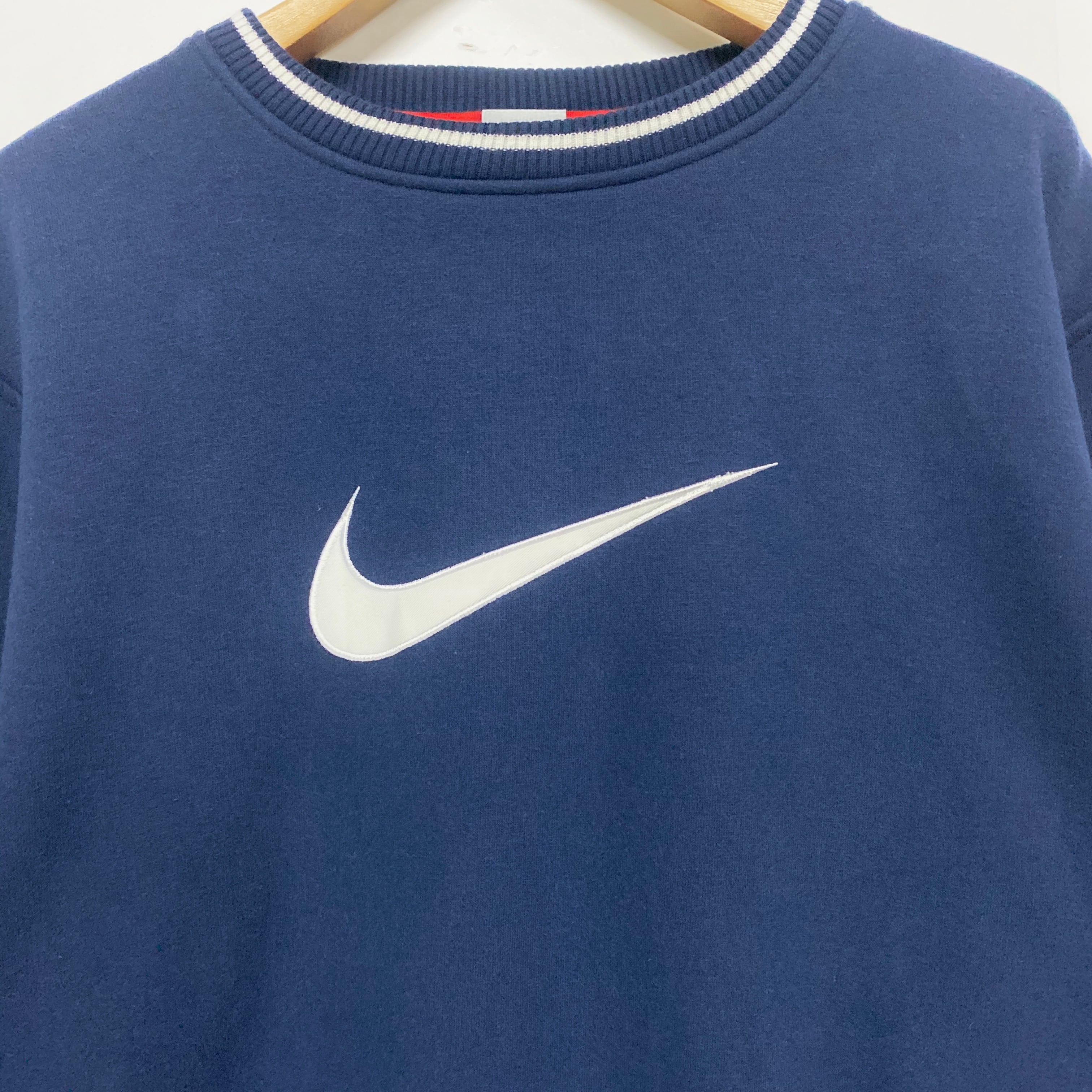 NIKE ナイキ スウォッシュ フロントロゴ 刺繍 スウェット 袖ライン入り