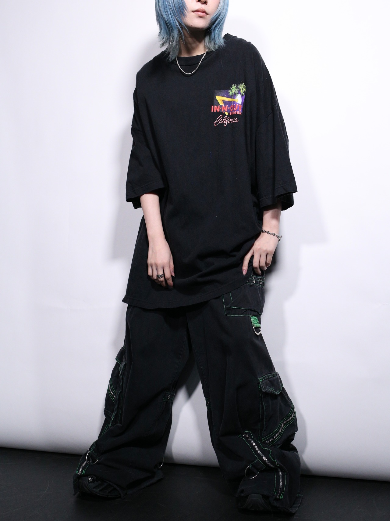 "IN・N・OUT BURGER" front and back print XXXLG over silhouette tee - 4