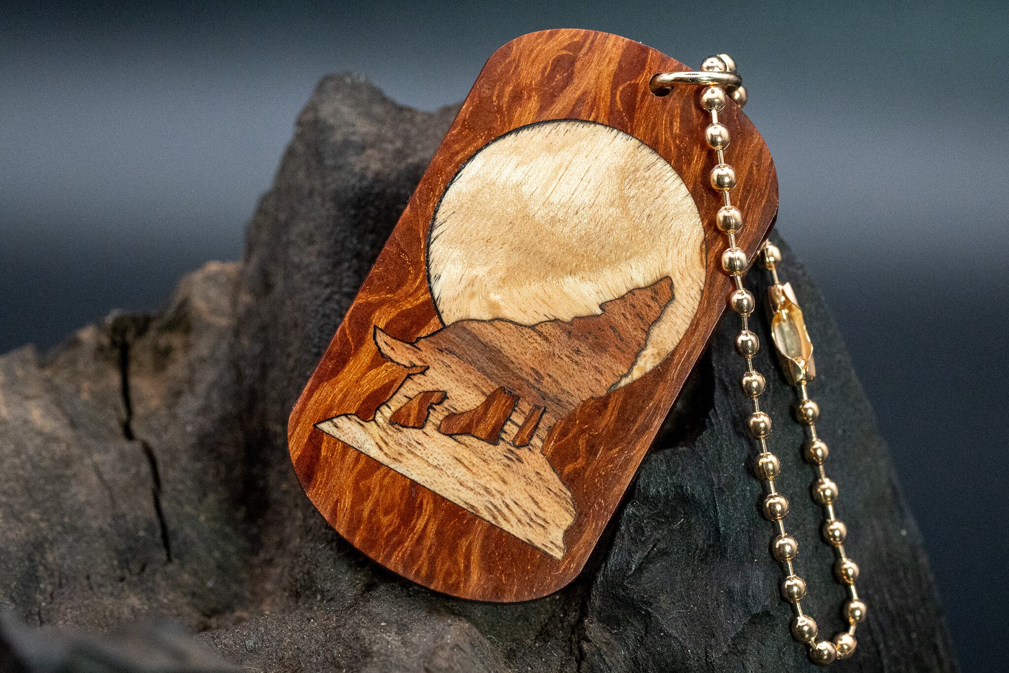 【 強さと美しさの象徴】 シーオーク ドッグタグ 木象嵌 月と狼