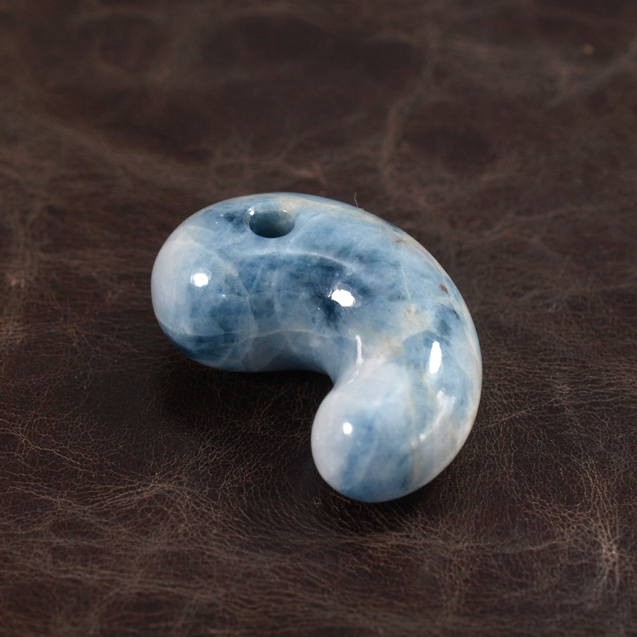 糸魚川翡翠 コン沢 青翡翠 勾玉 (大きめ) 24.5g Itoigawa Blue