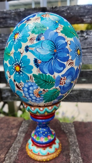 ペトリキウカ塗り　ダチョウの卵　プィサンカ・スタンド付き（イースター・エッグ） （Homenko作） Ostrich egg with wooden stand