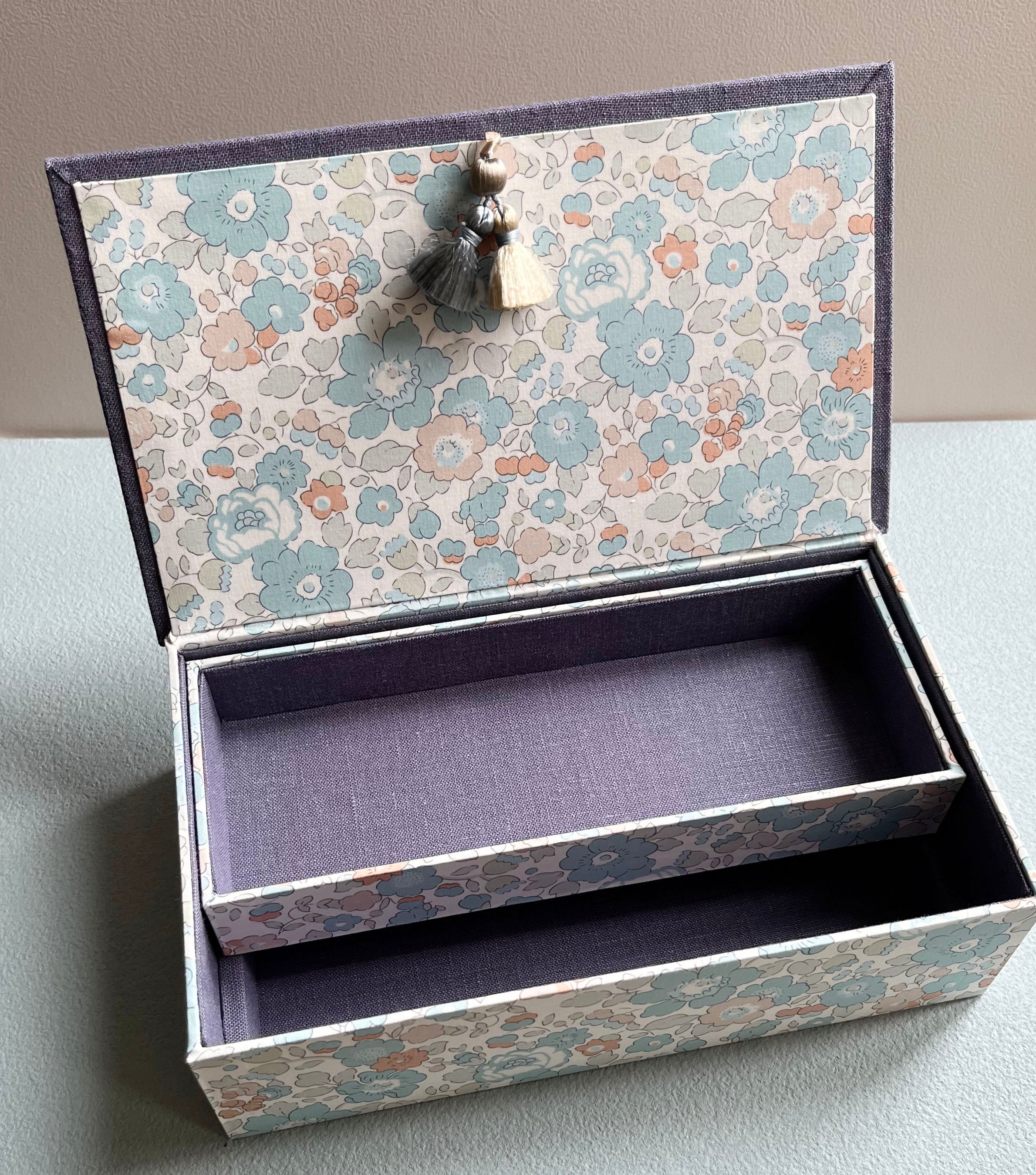 刺繍作品　カルトナージュボックス「beautiful moment」