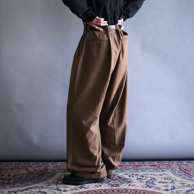 2-tuck straight silhouette brown super wide slacks