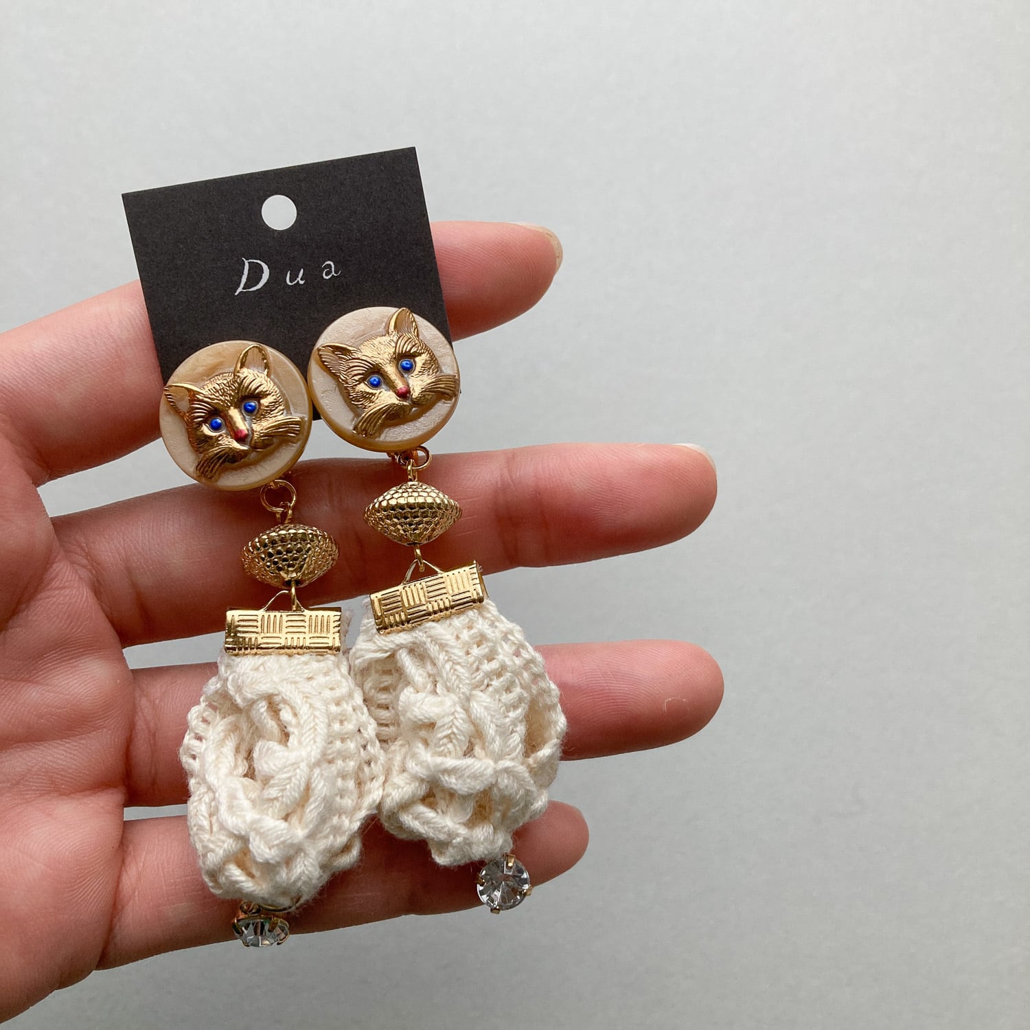 猫チェコカボションとコットンレースタッセルの〈ピアス/イヤリング