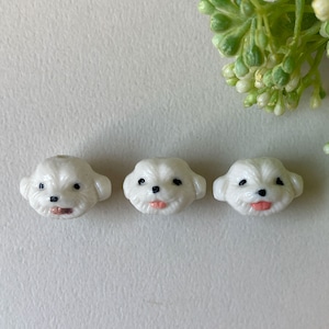 垂れ耳白いイヌのガラスビーズ(18mm)