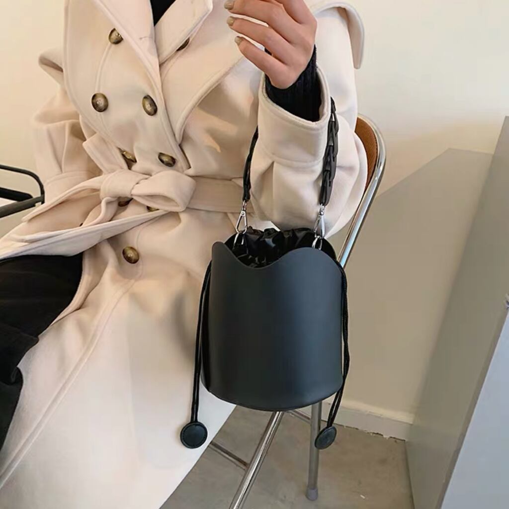 流行丸型ショルダーバッグ Biac Khaki 流行丸型ショルダーバッグ Biac Khaki