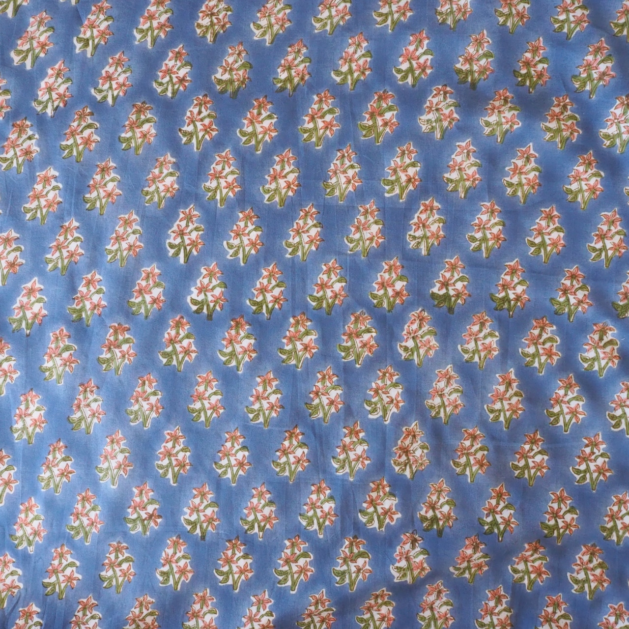 ブロックプリント生地【50cm単位】インド綿 片耳ボーダー付き 花柄A 青×オレンジ #18031-BL1