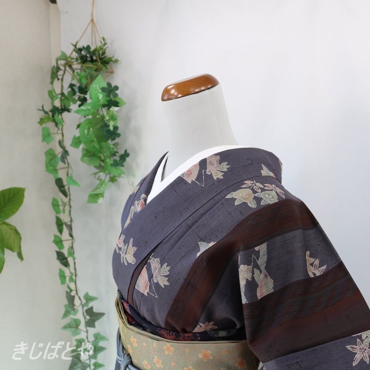 【新品未着用】小紋 単衣 一徳紬　黒色x葡萄の刺繍しつけ付 リサイクル着物】紬 正絹 Sランク 身丈167cm 裄丈65.5cm 大島紬 横双絣