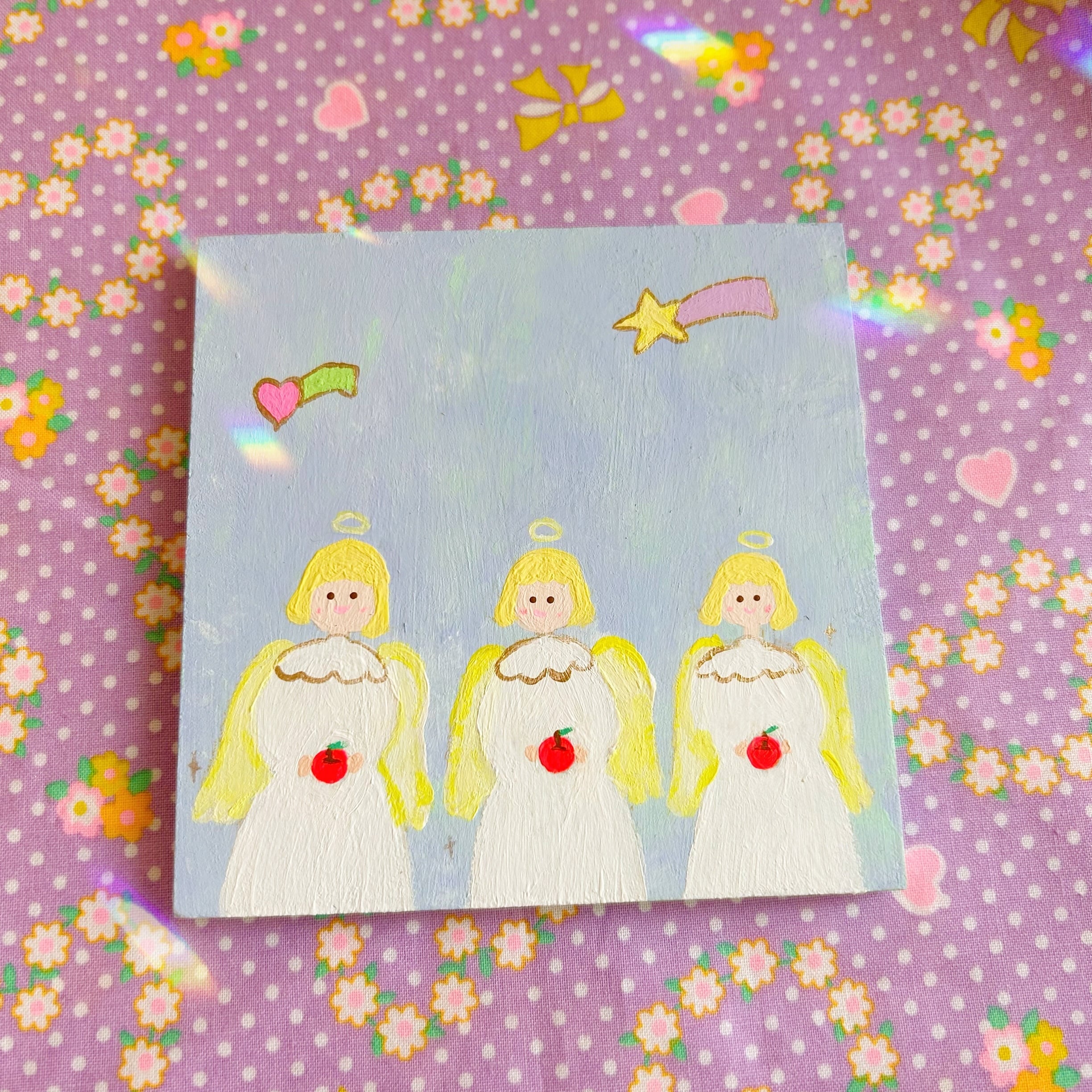 【天使と繋がるアート】3人ならんで、りんごを食べよう