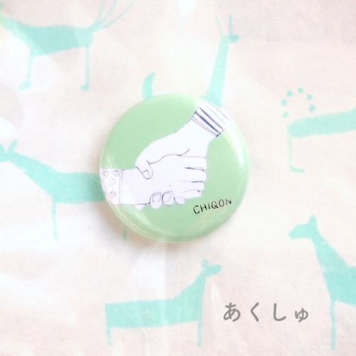 【CHIQON】ROUND  缶バッチ「あくしゅ」