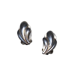 vintage silver "leaf" motif earring