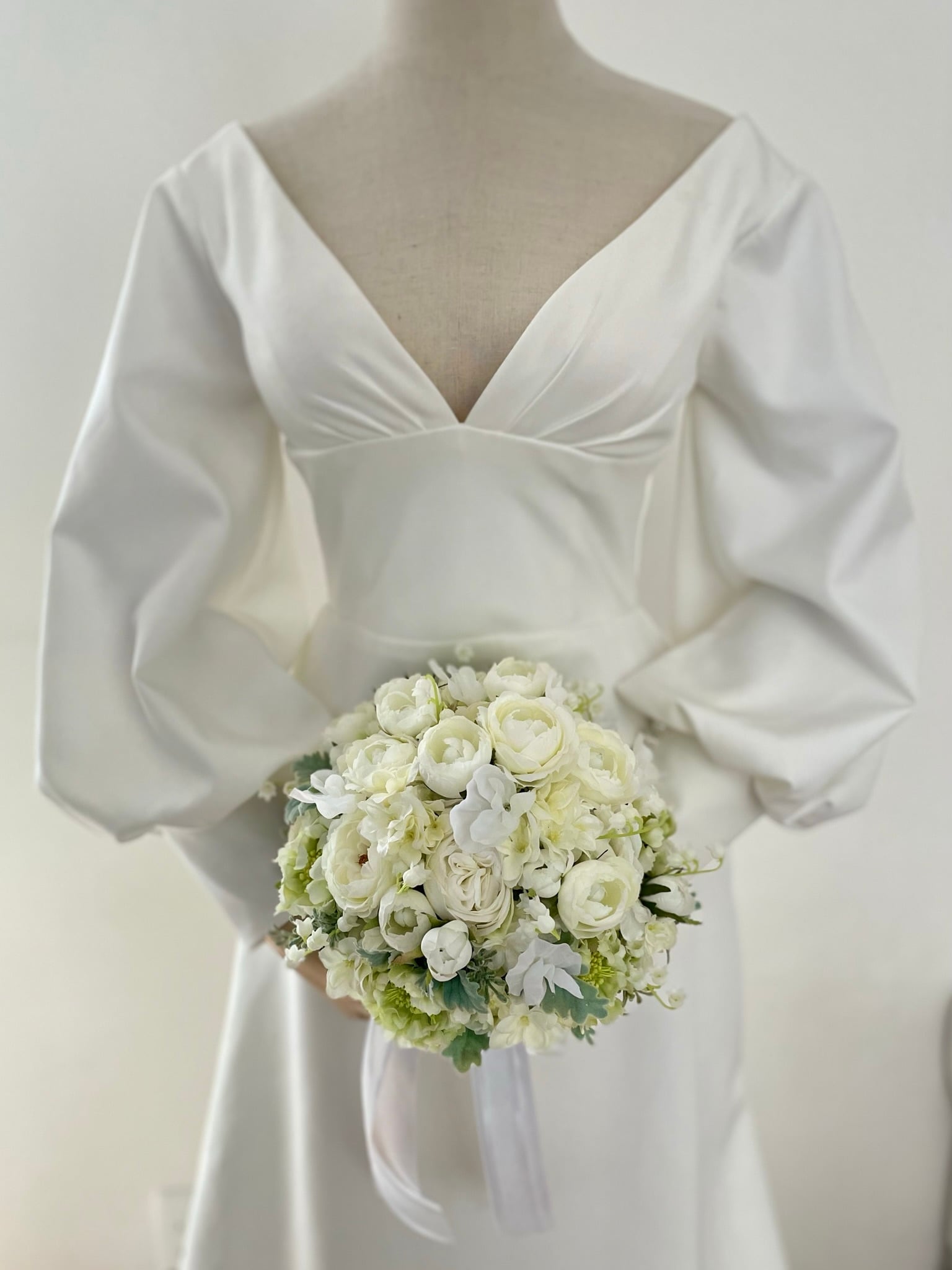 バラとスズランのラウンドブーケ（ブーケとブートニアのセット） | mil