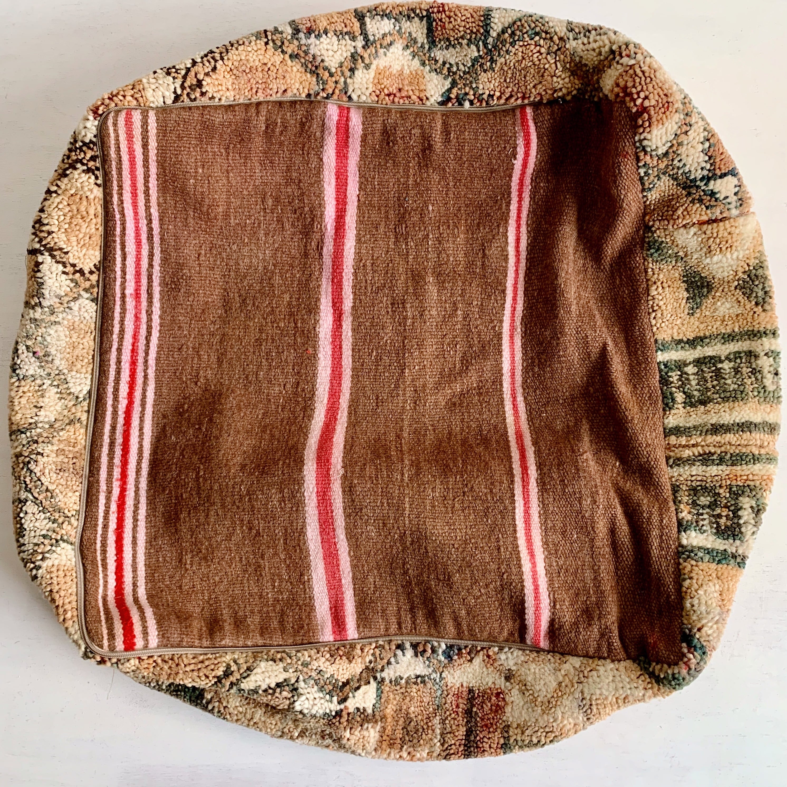 モロッコのオールドラグをリメイクしたプフ | モロッコの暮らしと手しごと